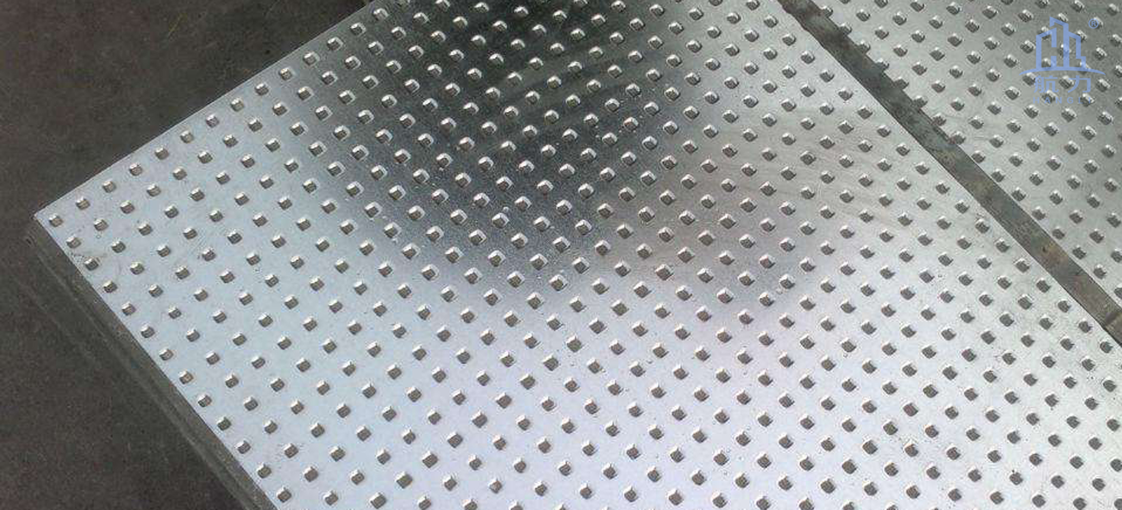 纖維水泥抗爆板又稱防爆板是為存在潛在爆炸危險區(qū)域、防震等特殊工作系統(tǒng)要求提供解決方案而研發(fā)生產(chǎn)的一種特殊板材，它是由增強纖維水泥板表面加壓鍍鋅鋼材料所構(gòu)成，具有良好的抗爆及阻燃效果。由于板材內(nèi)部特殊的構(gòu)造可以有效減輕爆炸的沖擊，耐久性高，九德增強纖維水泥抗爆板依據(jù)專門爆破檢測機構(gòu)的嚴格檢測，單板抗爆能力高達1.6MPa，抗爆墻抗爆能力高達2.0MPa，遠高于國家相關(guān)標準規(guī)定的墻體抗爆1.4Mpa。